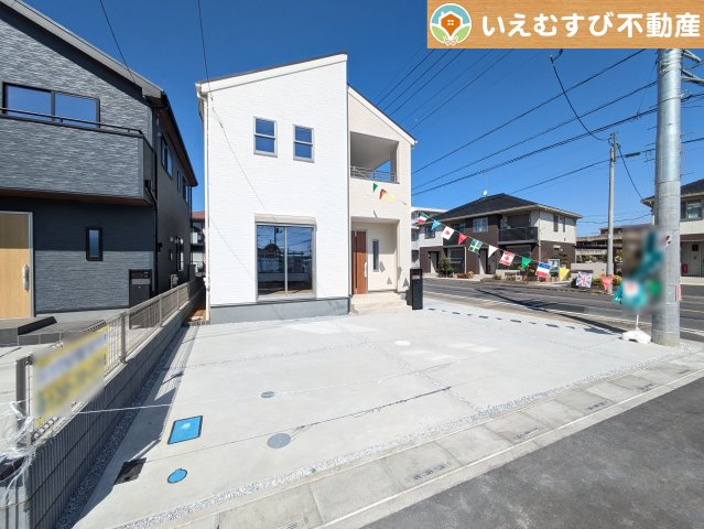 Livele Garden.S　熊谷万平町第3の駐車場|並列3台駐車可能なゆとりのカースペース
複数台車をお持ちでも、お友達が遊びに来てもゆとりの駐車スペース！