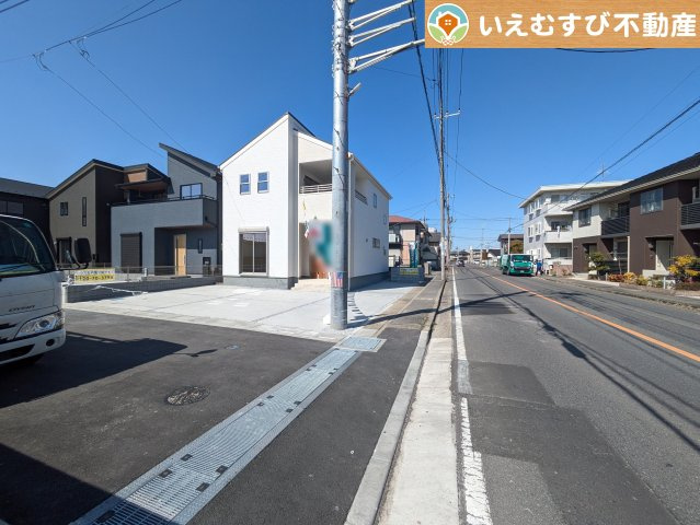 Livele Garden.S　熊谷万平町第3の前面道路含む現地写真|広々とした角地で開放的
ゆとりの広さの前面道路でお車の出し入れ楽々♪南西角地で日当り良好！