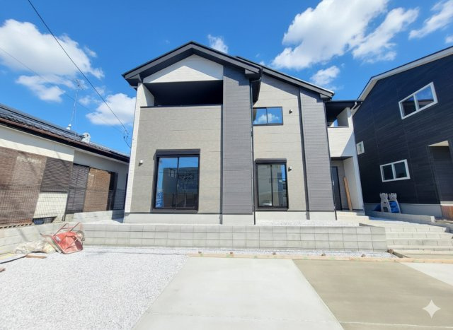 【LIGARE】宇都宮市さつき　限定１邸の外観|〇分譲地〇
雀宮小学校徒歩13分♪雀宮中学校徒歩８分♪さつき幼稚園が徒歩9分♪住宅地ながら、多彩な商業施設も徒歩圏内に揃い、ご家族の快適な暮らしを支えてくれます。
※2025年12月撮影