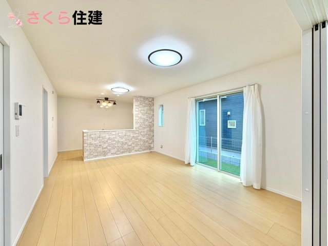 ハートフルタウン岩曽町1428番　A号棟の居間・リビング|広々17.5帖LDLは南向きで日当たり良好。ゆったりとした時間の流れる開放的なくつろぎの空間