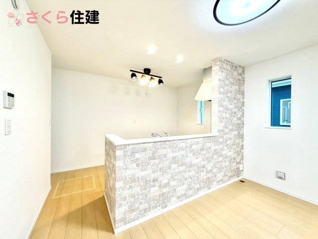 ハートフルタウン岩曽町1428番　A号棟のキッチン|対面式システムキッチン。リビングを見渡せるキッチンで家族の様子をうかがいながら料理がはかどりそう！