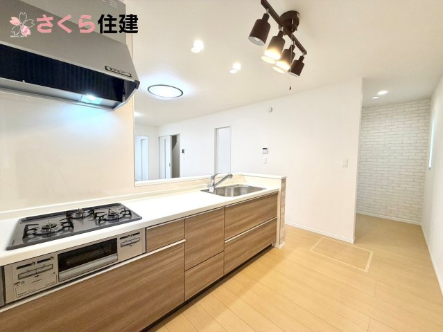 ハートフルタウン岩曽町1428番　A号棟のキッチン|お子様と並んで料理をしても余裕のゆとりのキッチン。沢山買いだめしてもキッチン横パントリーに保管！
