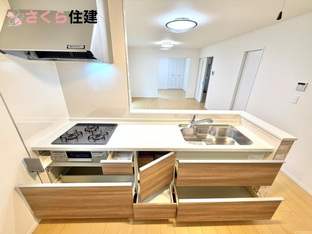 ハートフルタウン岩曽町1428番　A号棟のキッチン|キッチン下収納は奥まで引き出せるので、大きく屈まなくても楽に必要なものがパッと取り出せます！
