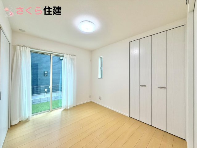 ハートフルタウン岩曽町1428番　A号棟の洋室|リビング横の洋室は、思い切りお子様が遊べるキッズスペースにぴったり！押入はおもちゃをすっきり収納♪