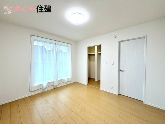 ハートフルタウン岩曽町1428番　A号棟の洋室|各部屋に収納あります！荷物が多い子育て世代や、趣味道具の多い方にもうれしいですね！