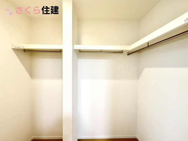 ハートフルタウン岩曽町1428番　A号棟の収納|大型クローゼットは春夏/秋冬とシーズンごとに使い分ければ衣替えも不要です。
