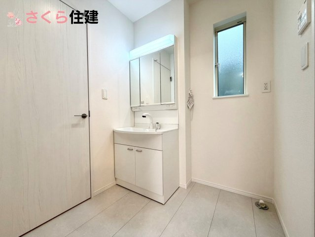 ハートフルタウン岩曽町1428番　A号棟の独立洗面台|ゆとりある広さの洗面所。両サイド収納の洗面台で、二人ならんで同時の身支度もスムーズです。						