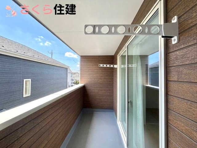 ハートフルタウン岩曽町1428番　A号棟のバルコニー|急な雨でも安心なインナーバルコニー♪家族全員分の布団もゆったり並べられるます♪
