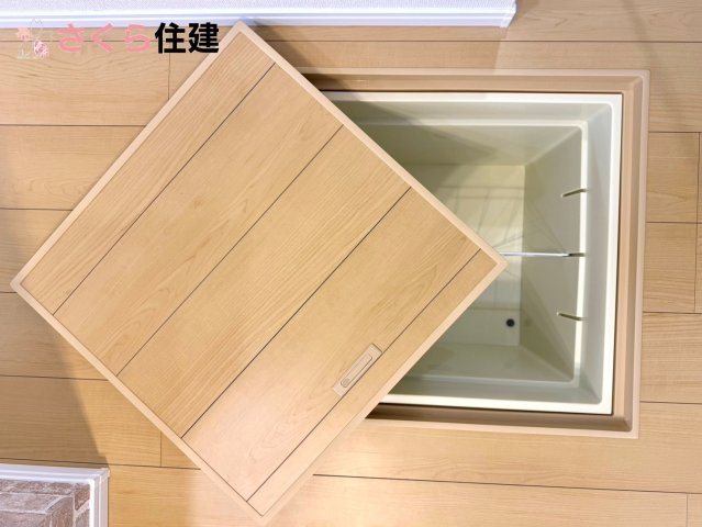 ハートフルタウン岩曽町1428番　A号棟の収納|もしもの災害に備えて、水や保存食の備蓄庫としても活躍してくれる床下収納！！
