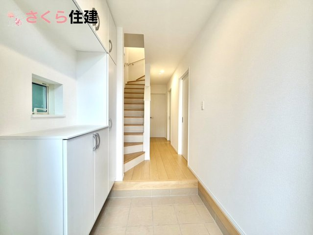 ハートフルタウン岩曽町1428番　A号棟の玄関|人を迎え入れる最初の場所は清潔感がある空間にして、帰った時も『我が家』を最初に感じて貰える素敵な空間