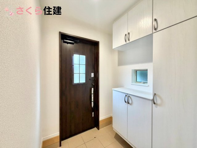 ハートフルタウン岩曽町1428番　A号棟の玄関|玄関がいつも片づく大容量シューズボックス。お子様の靴のサイズが大きくなっていっても安心の広々スペース