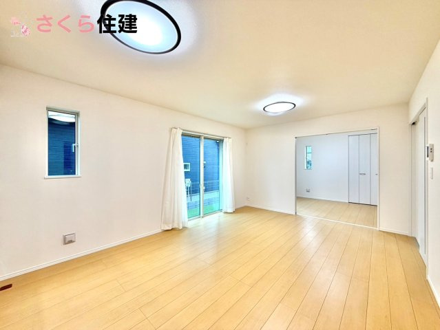 ハートフルタウン岩曽町1428番　A号棟の居間・リビング|17.5帖広々リビングダイニング！横の洋室とつなげれば22.5帖で解放感たっぷりです。