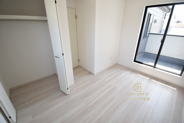 ケイアイフィット　水戸市堀町　25期 　2の洋室|折戸を開くと壁面クローゼット。衣類が横一列に並ぶためひと目で洋服が選びやすい！衣類をたくさんお持ちの方もスッキリ片付きます♪