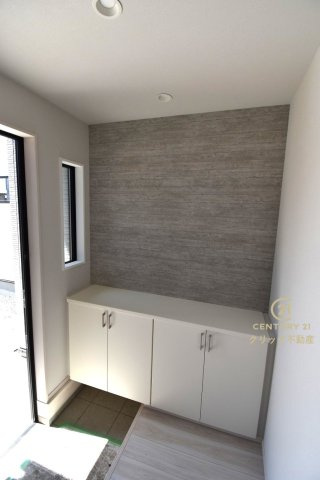 ケイアイフィット　水戸市堀町　25期 　2の玄関|たっぷり入る玄関収納です！扉の中は可動棚ですので、用途に合わせて高さを自由に変えることができます。