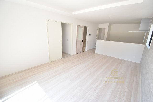 ケイアイフィット　水戸市堀町　25期 　2の居間・リビング|カーテンやラグの色、質感、選ぶ家具などでお部屋の雰囲気が変わります。お好みのインテリアを楽しみましょう♪白を基調とした内装ですので、あらゆるスタイルが馴染みます。