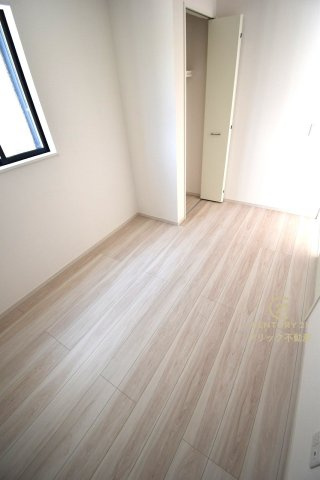 ケイアイフィット　水戸市堀町　25期 　2の洋室|1階洋室です。リビングとの間の引き戸を閉めて在宅ワークに、開放してキッズスペースに、など自由に空間を分けて使えます。収納も配備されております。