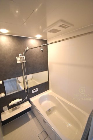 ケイアイフィット　水戸市堀町　25期 　2の浴室|浴槽への出入りが安全な低床タイプのユニットバスです。洗い場は滑りにくい速乾床ですので、お子様やご高齢の方にも安心です。自動お湯張りに追焚機能付きのオートバスです。