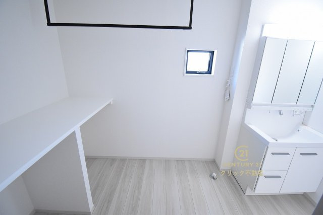 ケイアイフィット　水戸市堀町　25期 　2の脱衣所|シャンプードレッサー付き洗面台は使いやすくお手入れが楽なデザイン。自由な使い方ができるカウンターが便利です。