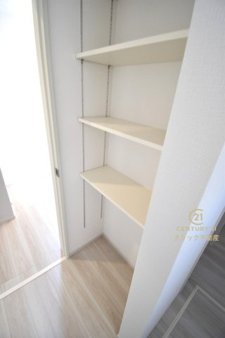ケイアイフィット　水戸市堀町　25期 　2の収納|脱衣場には可動棚も。タオルやヘアケア用品を置いたり、消耗品のストック置き場にも使えそうですね。