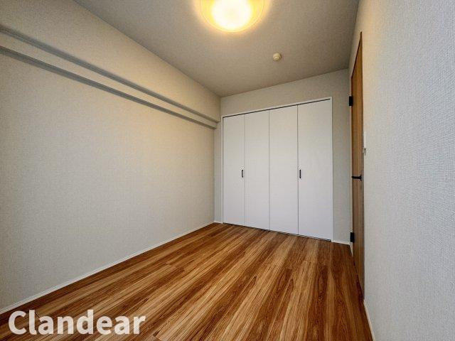 日商岩井草加マンションの洋室|ドキドキの新生活も、安心してスタート。ぴったりの住まいを見つけませんか？クランディアが一緒に住まい選びをサポートします‼　まずは、お気軽にお問合せください　＃クランディア