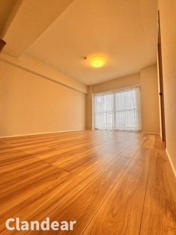日商岩井草加マンションの洋室|ドキドキの新生活も、安心してスタート。ぴったりの住まいを見つけませんか？クランディアが一緒に住まい選びをサポートします‼　まずは、お気軽にお問合せください　＃クランディア