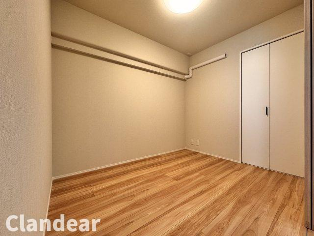 日商岩井草加マンションの洋室|ドキドキの新生活も、安心してスタート。ぴったりの住まいを見つけませんか？クランディアが一緒に住まい選びをサポートします‼　まずは、お気軽にお問合せください　＃クランディア