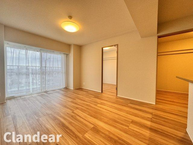 日商岩井草加マンションの居間・リビング|ドキドキの新生活も、安心してスタート。ぴったりの住まいを見つけませんか？クランディアが一緒に住まい選びをサポートします‼　まずは、お気軽にお問合せください　＃クランディア
