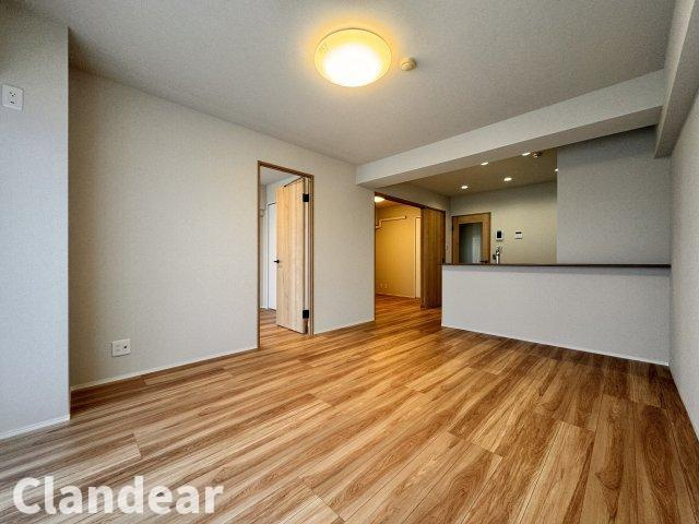 日商岩井草加マンションの居間・リビング|ドキドキの新生活も、安心してスタート。ぴったりの住まいを見つけませんか？クランディアが一緒に住まい選びをサポートします‼　まずは、お気軽にお問合せください　＃クランディア