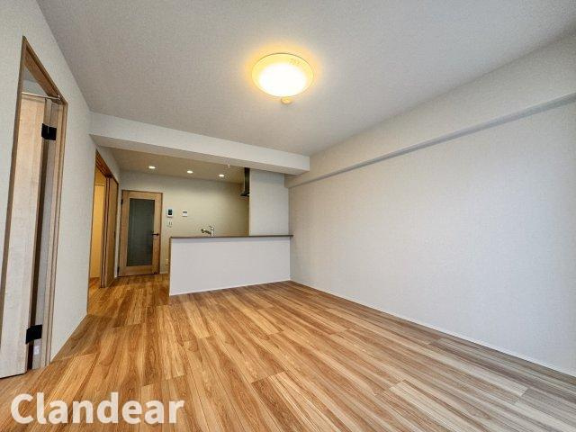 日商岩井草加マンションの居間・リビング|ドキドキの新生活も、安心してスタート。ぴったりの住まいを見つけませんか？クランディアが一緒に住まい選びをサポートします‼　まずは、お気軽にお問合せください　＃クランディア