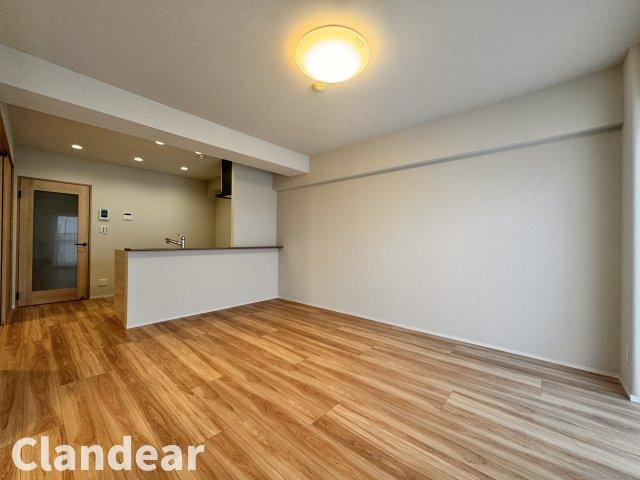 日商岩井草加マンションの居間・リビング|ドキドキの新生活も、安心してスタート。ぴったりの住まいを見つけませんか？クランディアが一緒に住まい選びをサポートします‼　まずは、お気軽にお問合せください　＃クランディア