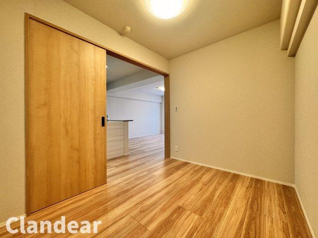 日商岩井草加マンションの洋室|ドキドキの新生活も、安心してスタート。ぴったりの住まいを見つけませんか？クランディアが一緒に住まい選びをサポートします‼　まずは、お気軽にお問合せください　＃クランディア