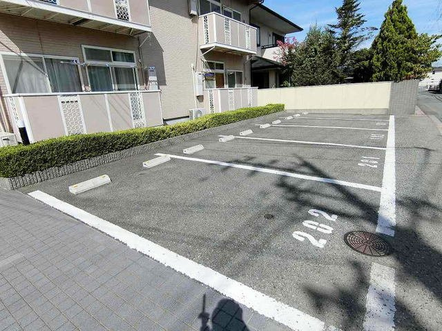 ウインズハイツⅡの駐車場