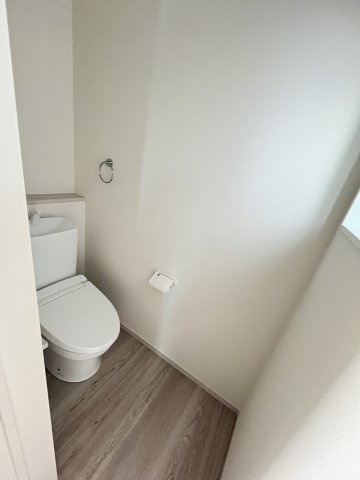 【内装】 | 春日市須玖南3丁目1期　1号棟（全2棟）【仲介手数料無料・0円】 | 施工例。1階のトイレです。施工例は完成時と異なる場合があります。