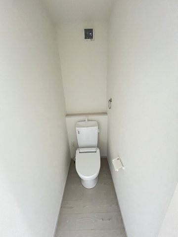 【内装】 | 春日市須玖南3丁目1期　1号棟（全2棟）【仲介手数料無料・0円】 | 施工例。2階にもトイレです。施工例は完成時と異なる場合があります。