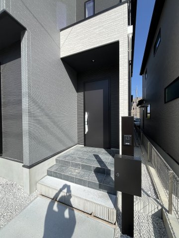 【玄関】 | 春日市須玖南3丁目1期　1号棟（全2棟）【仲介手数料無料・0円】 | 施工例。施工例は完成時と異なる場合があります。