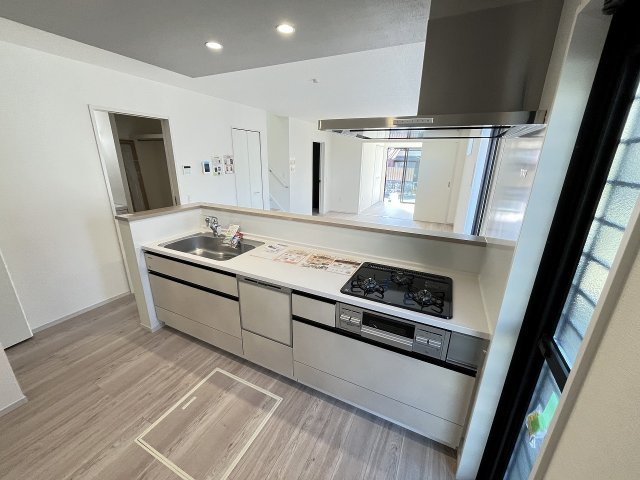 【キッチン】 | 春日市須玖南3丁目1期　1号棟（全2棟）【仲介手数料無料・0円】 | 施工例。施工例は完成時と異なる場合があります。
