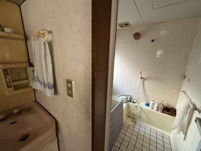 -三丁目不動産-深谷市原郷の浴室