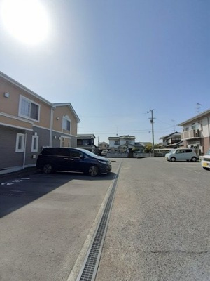 【駐車場】 | メゾン・ラ・ジェルメ | 駐車場があるので、車を買う予定の方も安心です