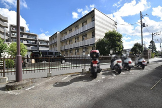 【駐車場】 | バイク置き場。空き区画の有無や駐輪料金、サイズおよび排気量規定などについては、改めてお問い合わせください。～即日のご見学可能～　お問合せはお気軽にどうぞ。