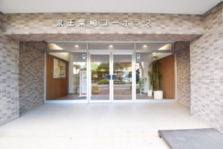 【エントランス】 | お客様を、そして住人を出迎えてくれるマンションのエントランス。ゴミが落ちていないことからも、管理状態の良さや住民の節度の高さが見て取れます。～即日のご見学可能～　お問合せはお気軽にどうぞ。