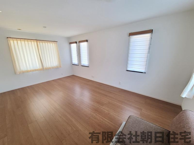 【居間・リビング】 | 乃白町 中古戸建 ２世帯住宅 田和山商業ゾーン近く | おしゃれな居間です