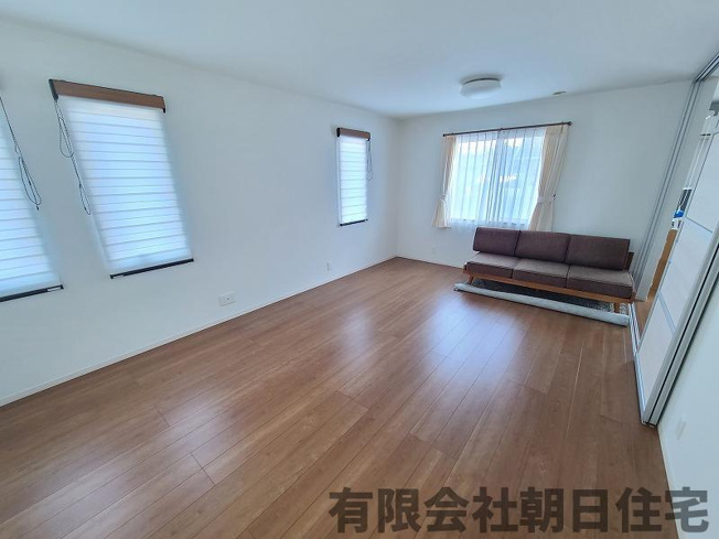 【洋室】 | 乃白町 中古戸建 ２世帯住宅 田和山商業ゾーン近く | 明るい洋室です