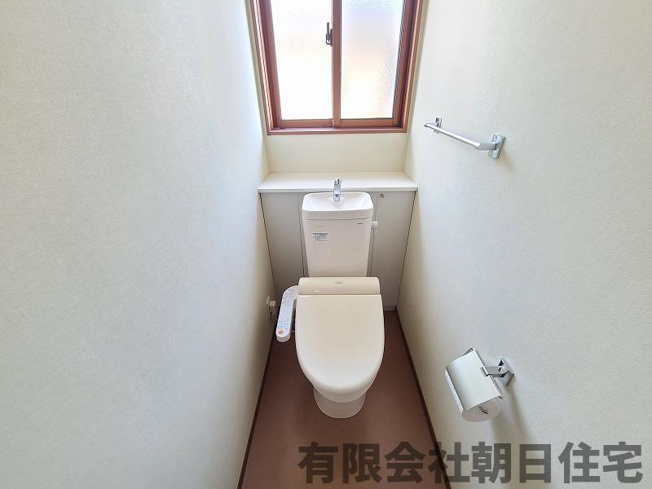 【トイレ】 | 乃白町 中古戸建 ２世帯住宅 田和山商業ゾーン近く | ゆったりとした空間のトイレです