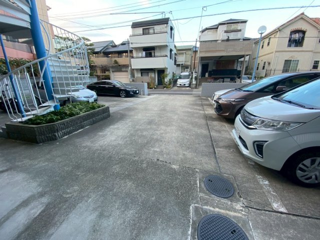 東灘ハイツの駐車場