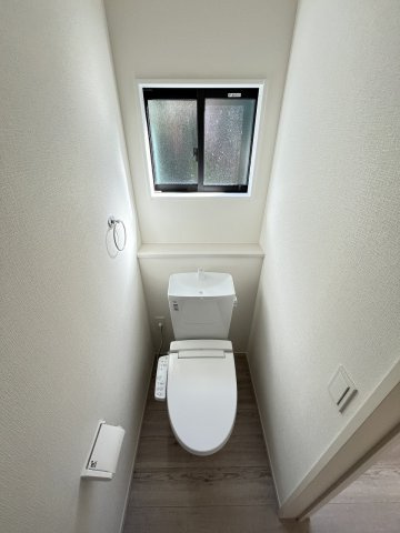 【内装】 | 春日市須玖南3丁目1期　2号棟（全2棟）【仲介手数料無料・0円】 | 施工例。1階のトイレです。施工例は完成時と異なる場合があります。