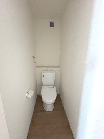 【内装】 | 春日市須玖南3丁目1期　2号棟（全2棟）【仲介手数料無料・0円】 | 施工例。2階にもトイレです。施工例は完成時と異なる場合があります。