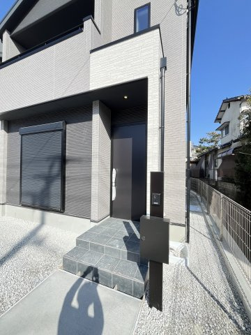 【玄関】 | 春日市須玖南3丁目1期　2号棟（全2棟）【仲介手数料無料・0円】 | 施工例。施工例は完成時と異なる場合があります。