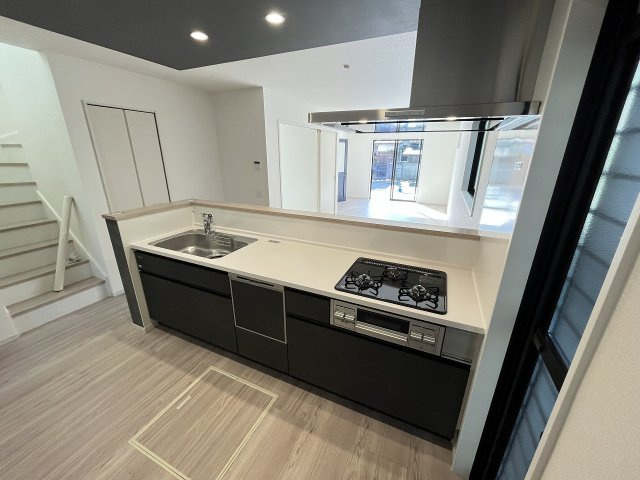 【キッチン】 | 春日市須玖南3丁目1期　2号棟（全2棟）【仲介手数料無料・0円】 | 施工例。施工例は完成時と異なる場合があります。
