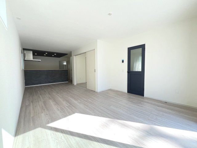 【内装】 | 春日市須玖南3丁目1期　2号棟（全2棟）【仲介手数料無料・0円】 | 施工例。リビングです。施工例は完成時と異なる場合があります。