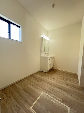 【洗面所】 | 春日市須玖南3丁目1期　2号棟（全2棟）【仲介手数料無料・0円】 | 施工例。施工例は完成時と異なる場合があります。